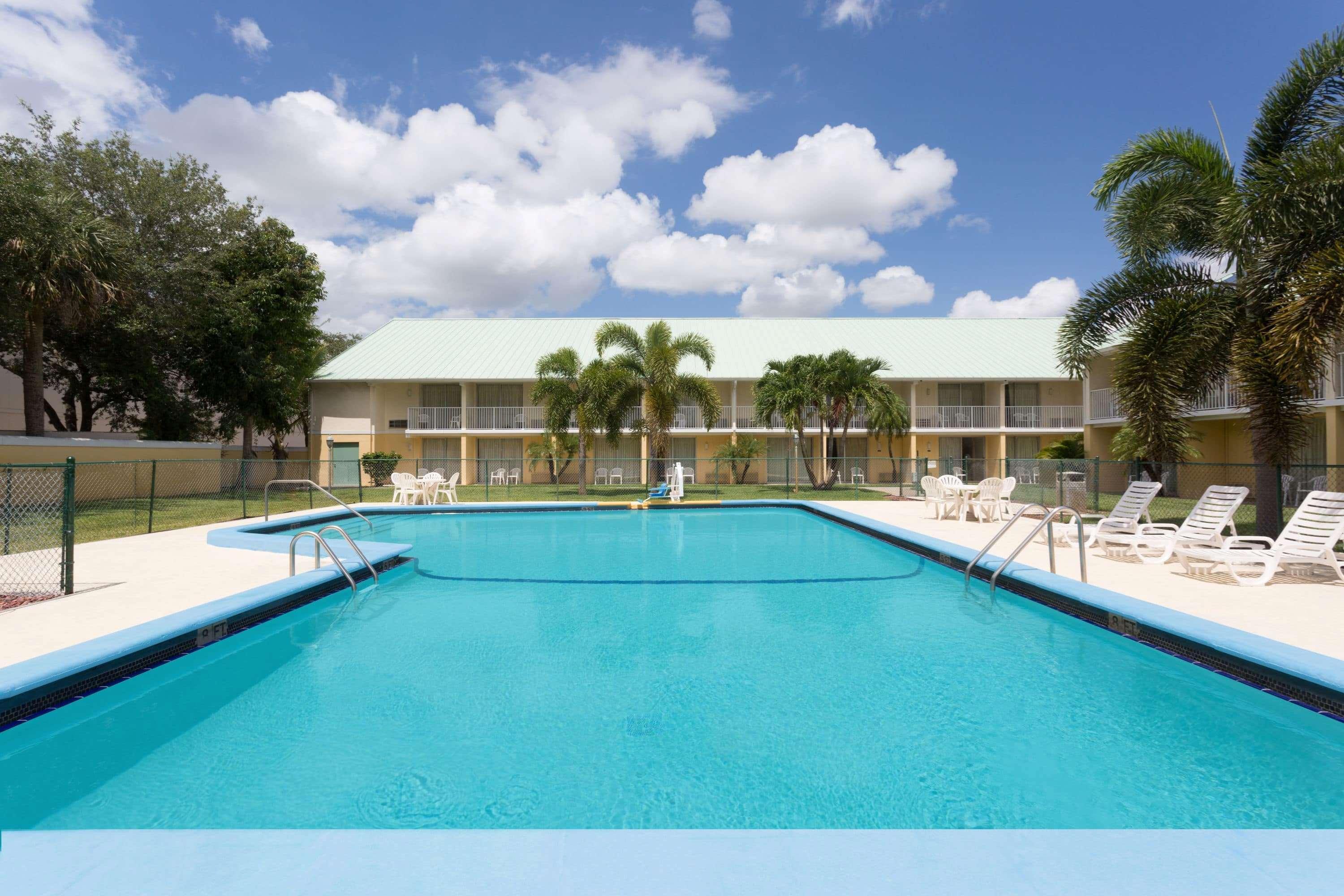 Howard Johnson By Wyndham Vero Beach / Downtown Exterior foto